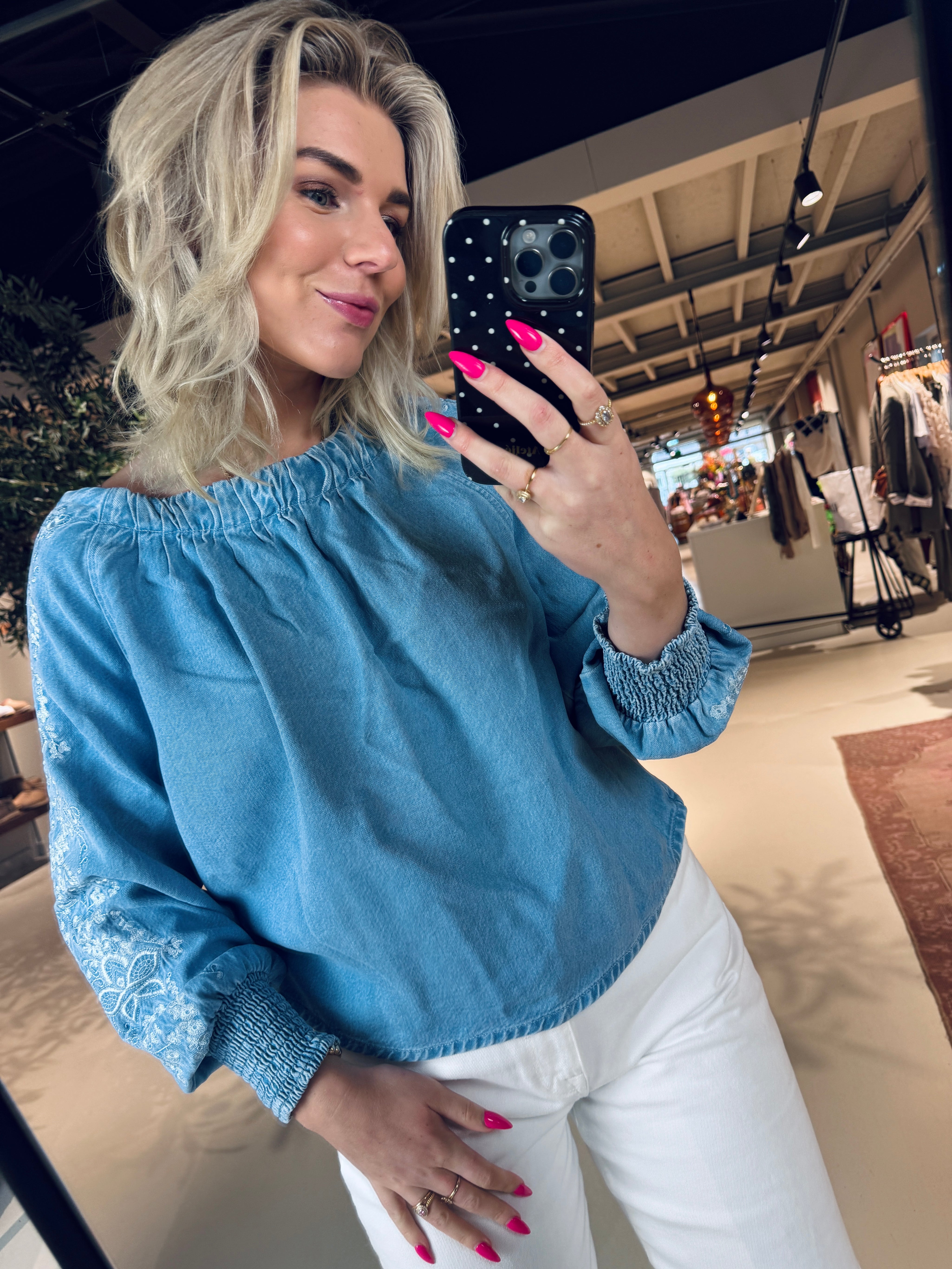 Anesa, Blouse