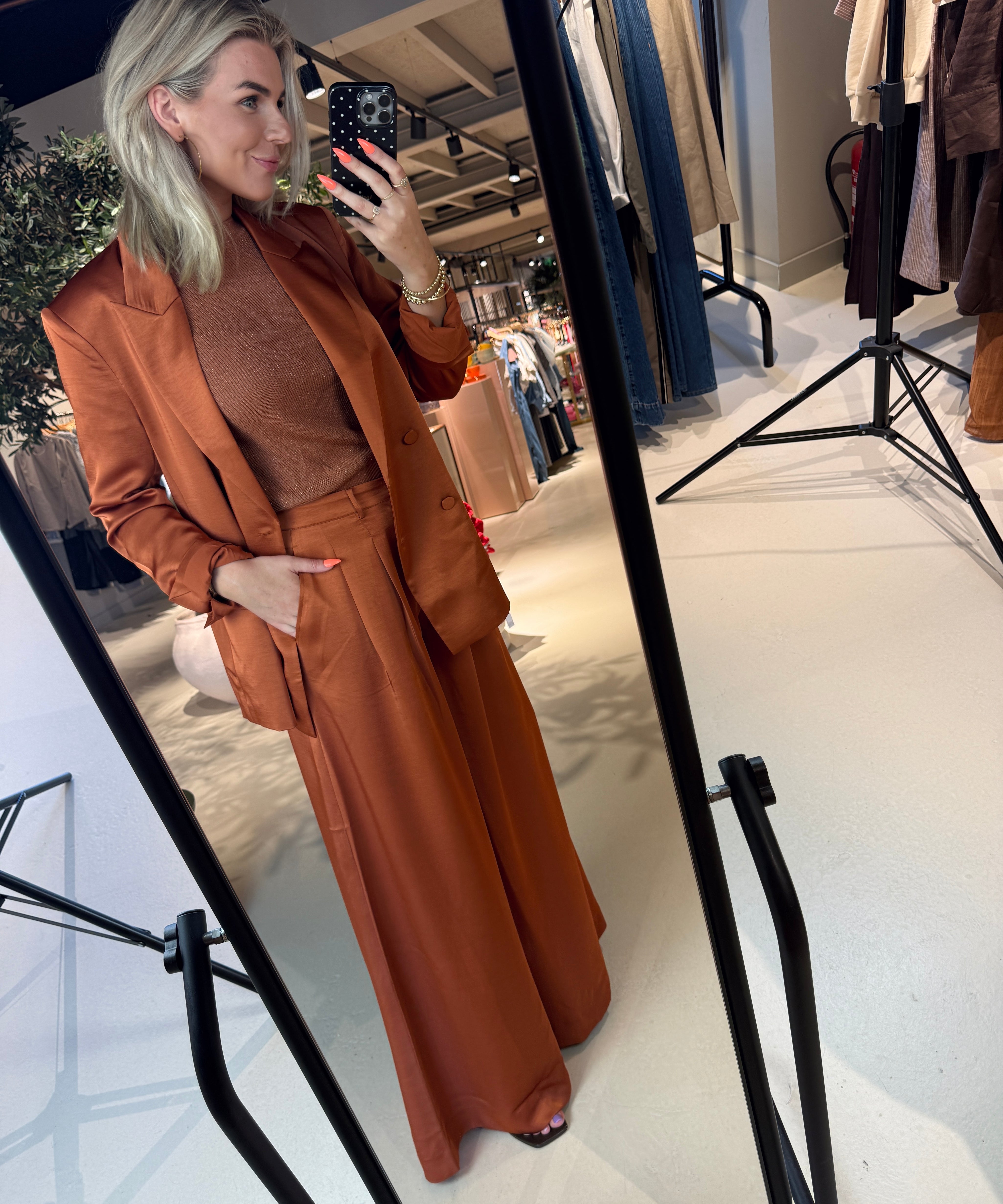 Onique wide leg satin pants in donker oranje van Dante6