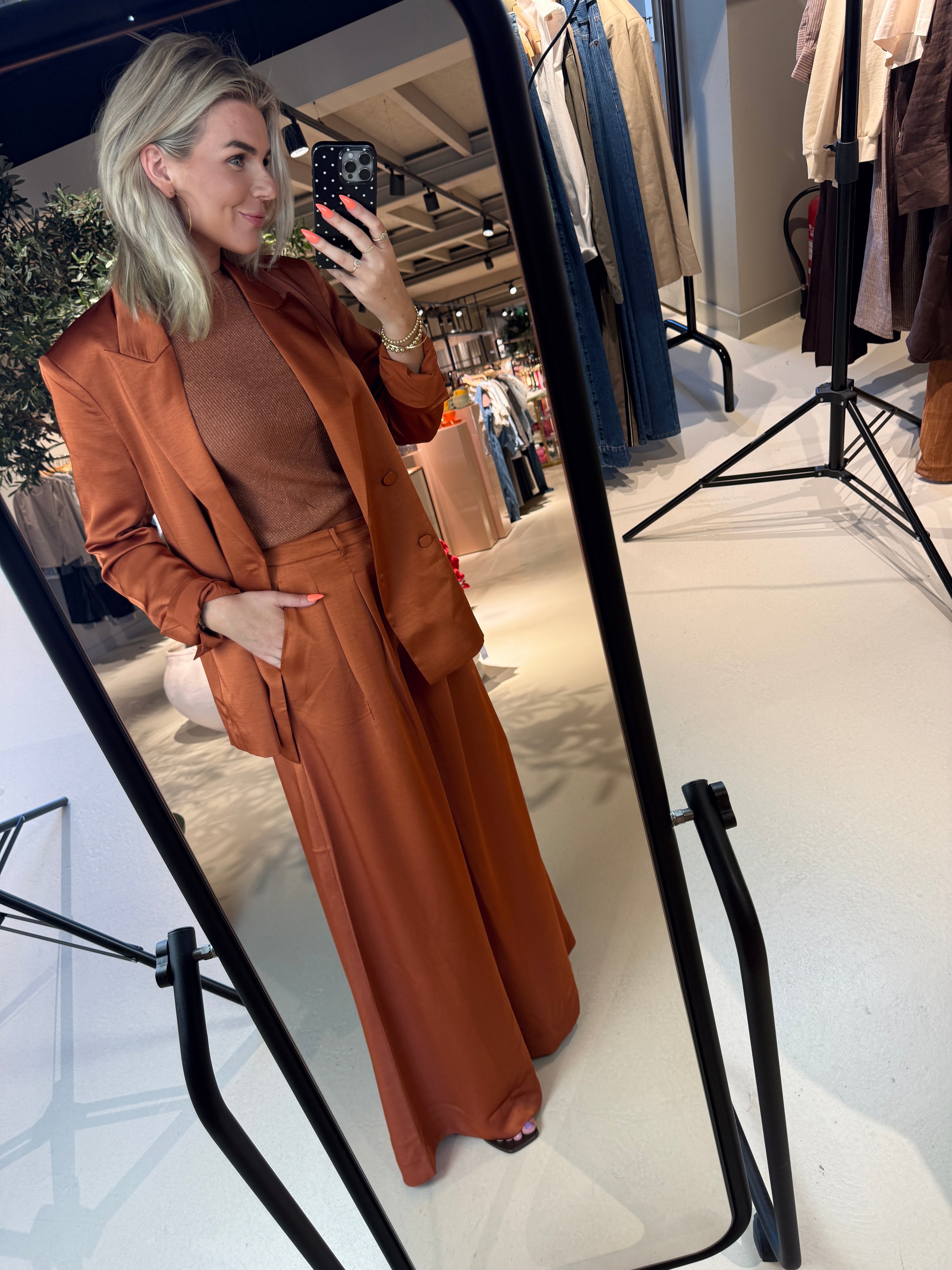 Onique wide leg satin pants in donker oranje van Dante6
