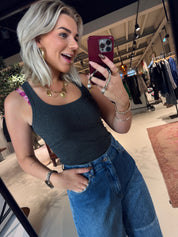 Zora scoopneck logo tanktop