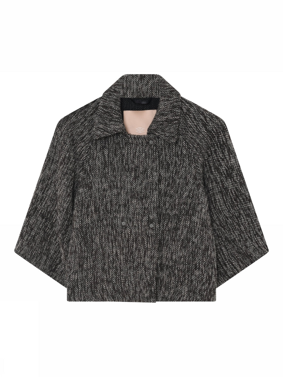 Nora Cape Jacket in een stijlvolle zwart-witte tweed stof, perfect voor elke gelegenheid.