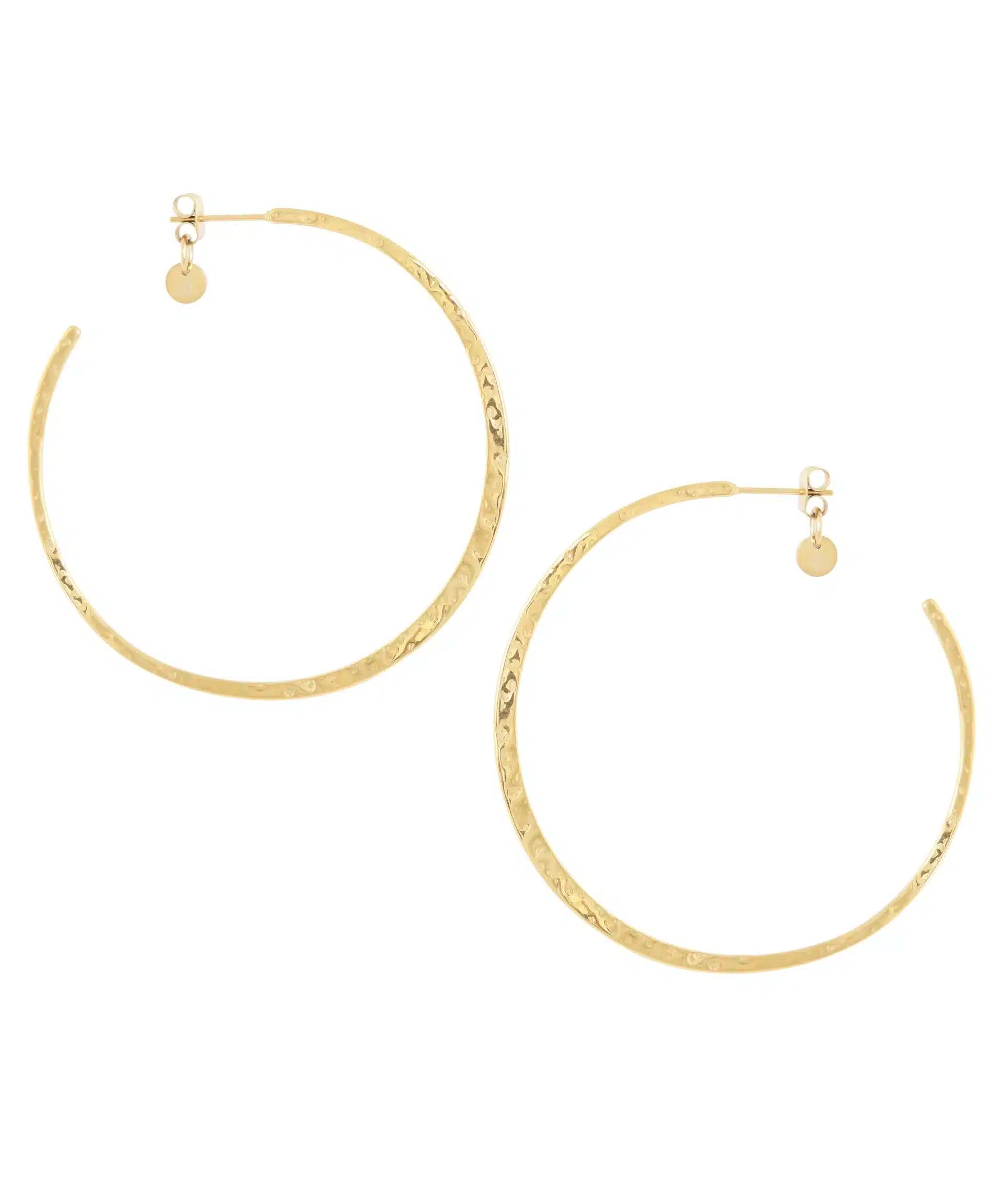 Platte gehamerde oorringen large 6.2cm Ellen Beekmans