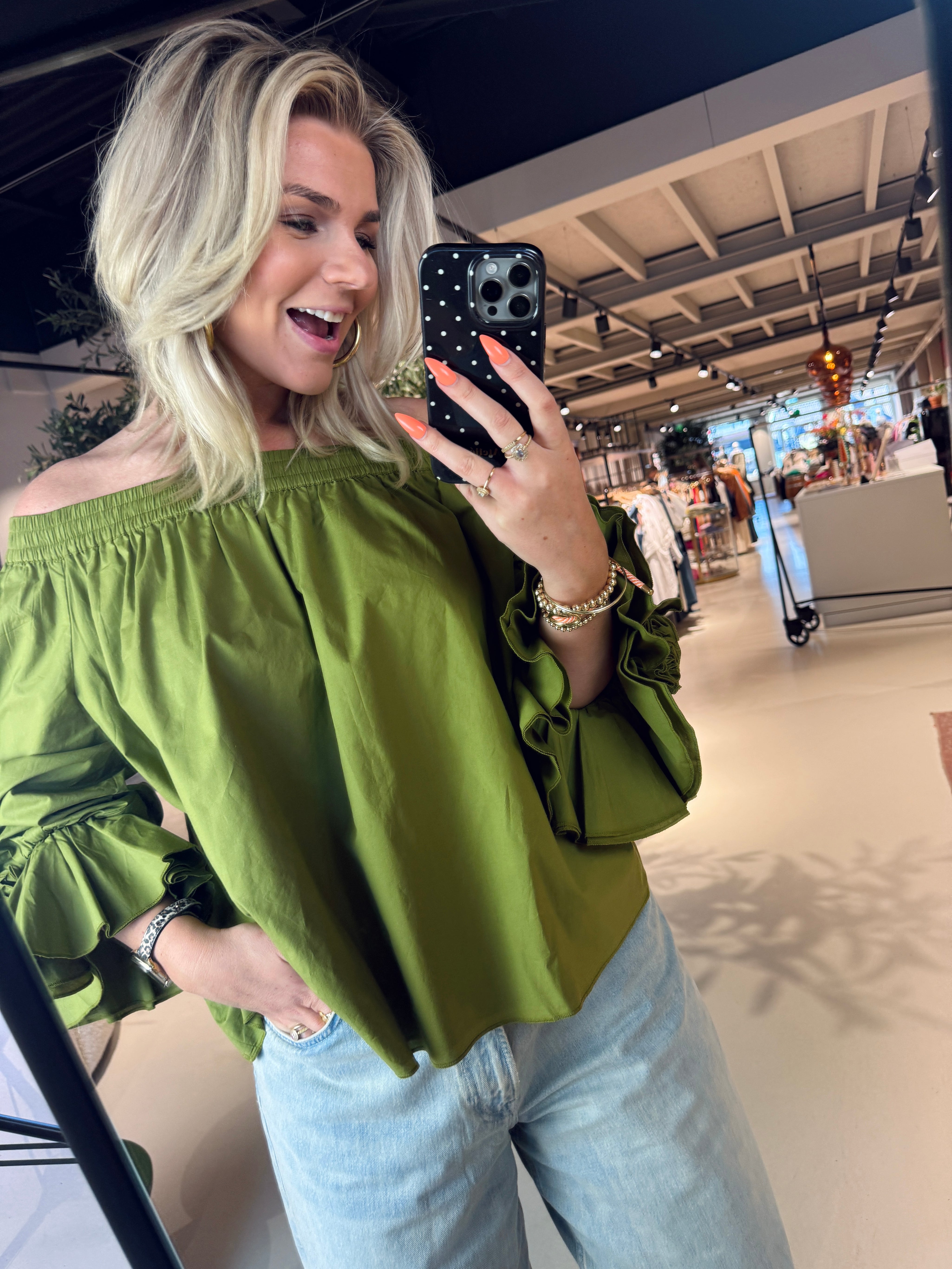 Jovie Off Shoulder Top in het groen voor dames van Essentiel Antwerp