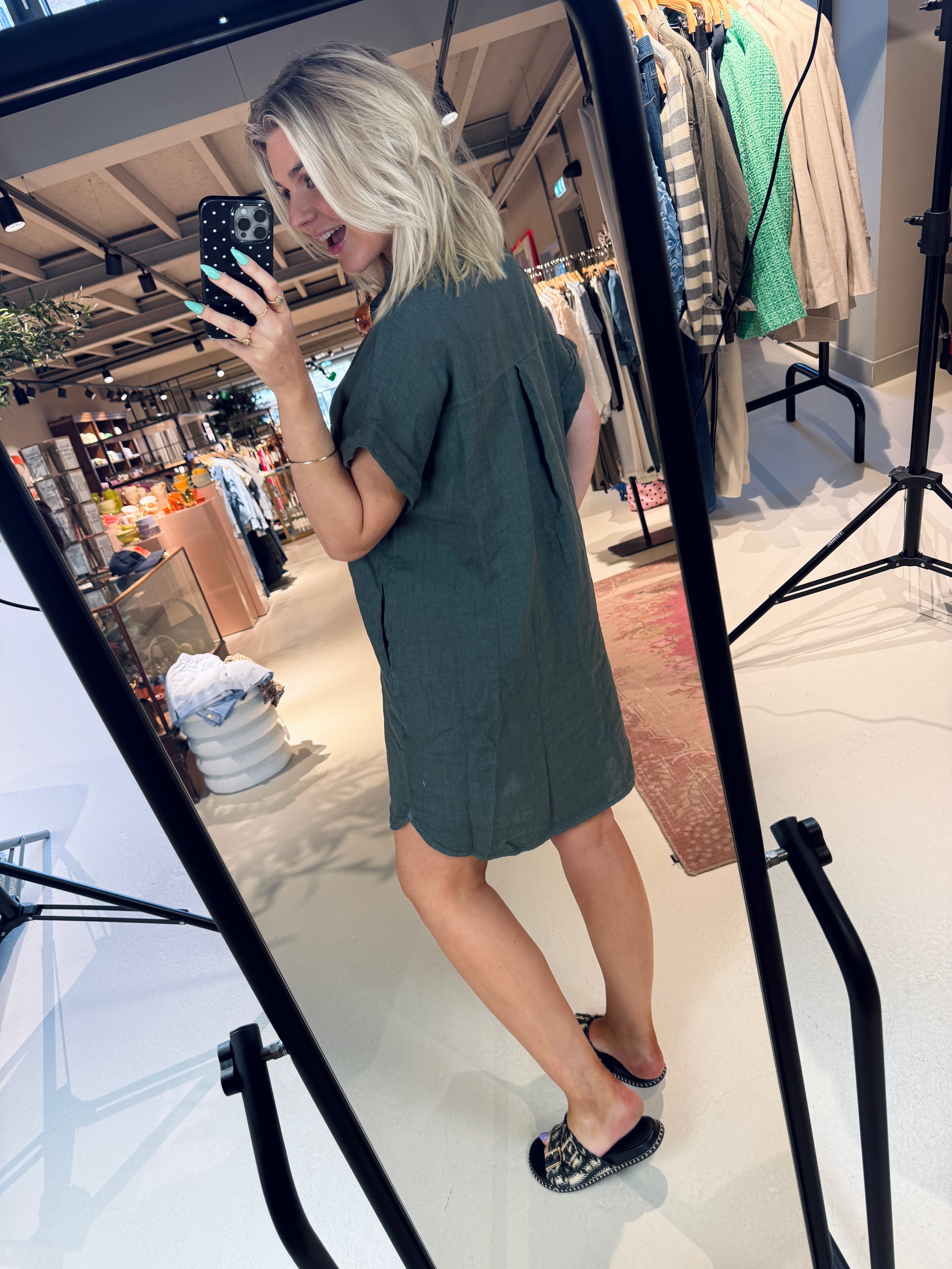 Hella linen dress in het rood of donkerblauw van By-Bar
