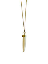 Lange ketting met grote witte edelsteen tand bedel