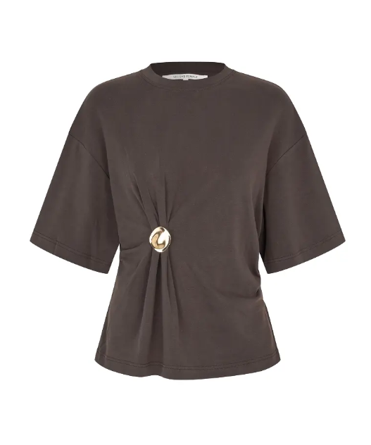 Enora Brooch Tee voor dames van Second Female