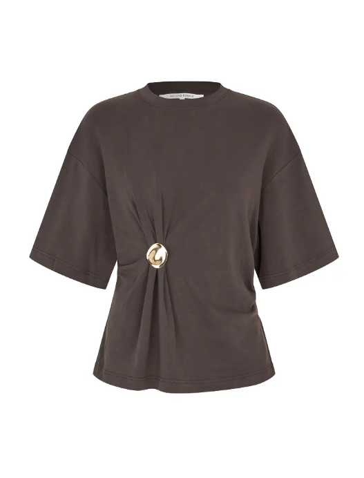 Enora Brooch Tee voor dames van Second Female